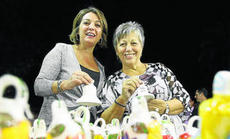 La alcaldesa, junto a la pregonera, Carmen León - Autor: CÓRDOBA, Alba
