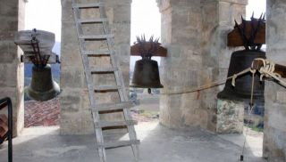 El campanario de la iglesia de Frías aún mantiene vivo el toque manual de sus campanas - Autor: GONZÁLEZ, Gerardo