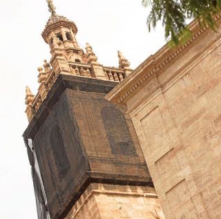 Torre campanario con lonas en la iglesia del Carmen. - Autor: TORRES, D. - LAS PROVINCIAS