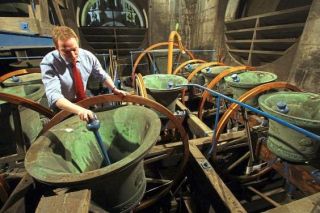 Appeal: Bellringer Paul Carless inspects the 12 bells of St Paul's Cathedral - Autor: LENTATI, Alex