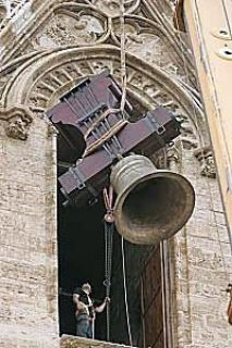 Una grúa eleva la gran campana hasta su lugar, en el Miguelete.