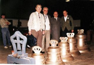 Don Francisco Ros Baixauli, don Manuel Puig Garrigues, don Salvador Pardo Miquel y don Juan Fernández en la fábrica de Hermanos Portilla de Gajano, junto a las campanas recién fundidas.