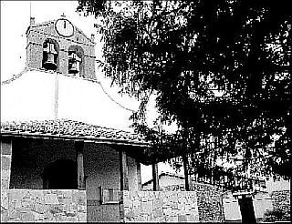 La iglesia y el campanario de Villavaler, junto al tejo centenario y la casa rectoral convertida en casa de aldea. vicente díaz peñas