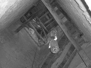 (Figura 7) El interior de la torre y el pozo de las pesas del reloj. - Foto Daniel SANZ PLATERO (2008)