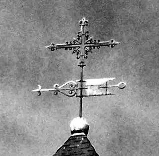 (Figura 12) Vista de la veleta y la cruz que corona la torre. - Foto Daniel SANZ PLATERO (2008)