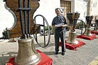 El párroco presenta las cinco campanas recién restauradas a los asistentes.