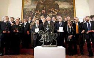 El presidente de la Generalitat, en el centro, rodeado de los galardonados por su contribución a la celebración del año Jaume I.