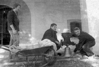 L'arqueòleg i els treballadors que van instal.lar la campana a l'espadanya de l'ermita - Foto Butlletí d'Informació Municipal de Xàbia