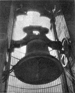 La «Tomasa», famosa campana de la catedral de Barcelona, El día de Santo Tomás, según la versión popular, la campana voltea airosa y vibrante, pues 'toca para ella sola'