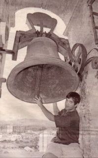SANT CARLES. Joaquín, junto a la campana del Santísimo Cristo de la Agonía - Foto PERALES IBORRA