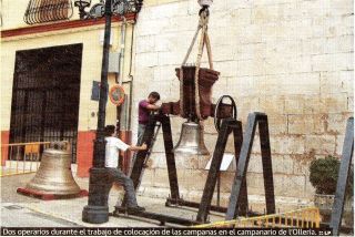 Dos operarios durante el trabajo de colocación de las campanas en el campanario de L'Olleria