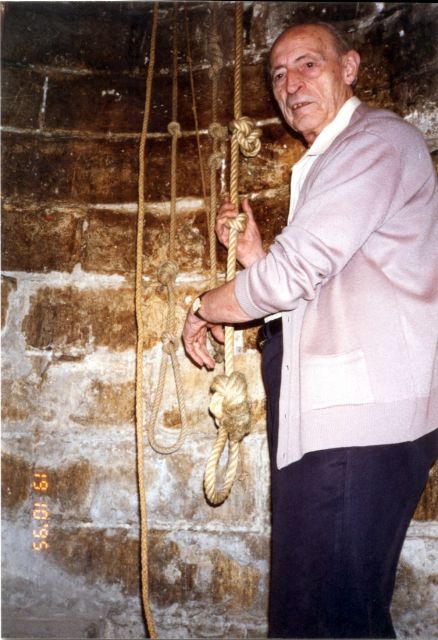 Felipe MOLLÁ, el sacristán, con las cuerdas para tocar desde la escalera de la torre
