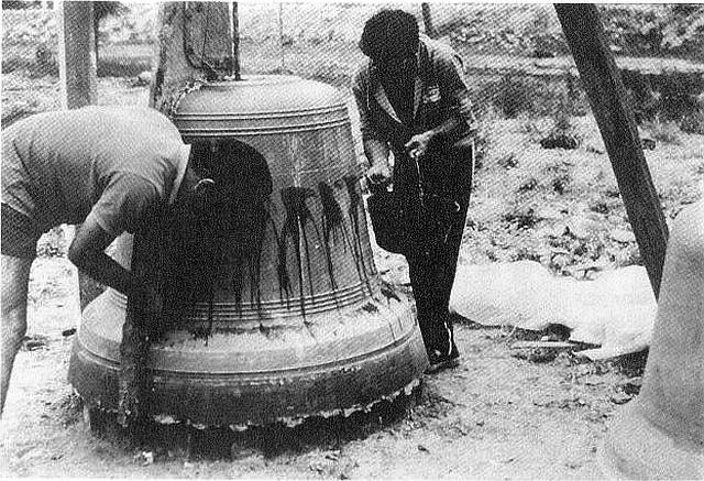 Construyendo el molde - Foto CABRELLES MARTÍNEZ, José Luis (1990)